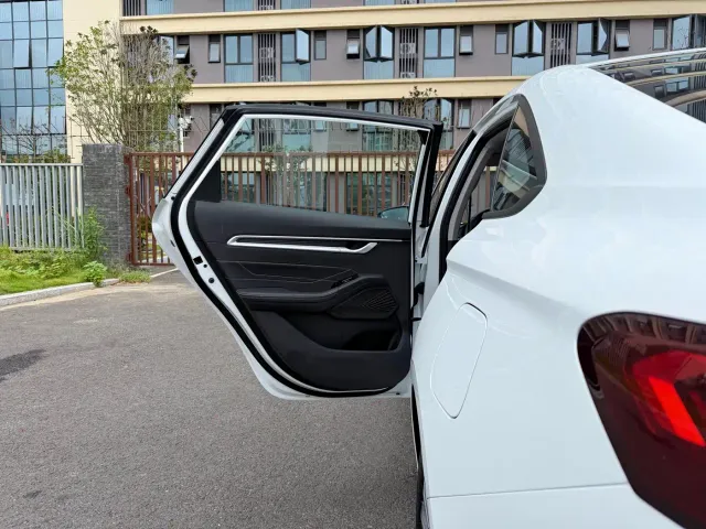 Geely Emgrand — Фото автомобиля 10