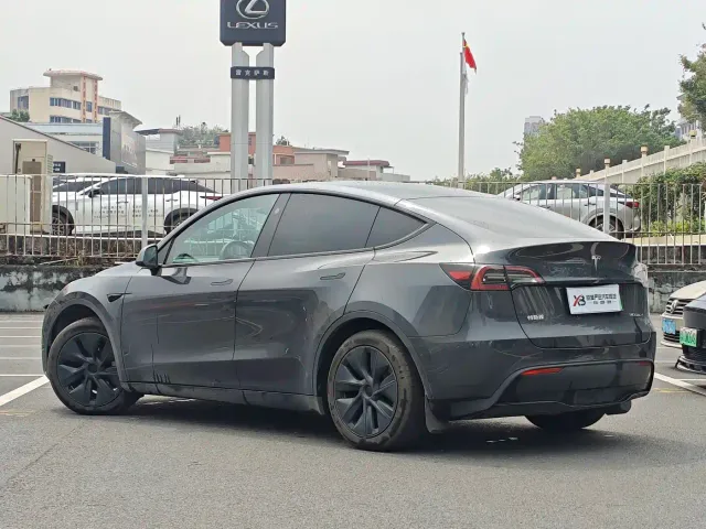 Tesla Model Y — Фото автомобиля 5