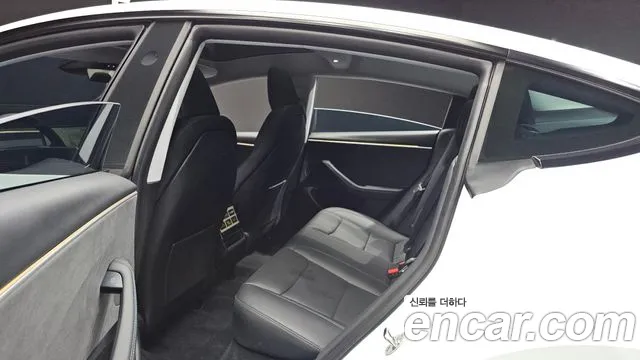 Tesla Model 3 — Фото автомобиля 12