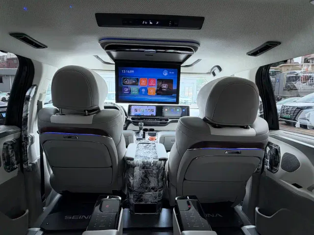Toyota Sienna — Фото автомобиля 9