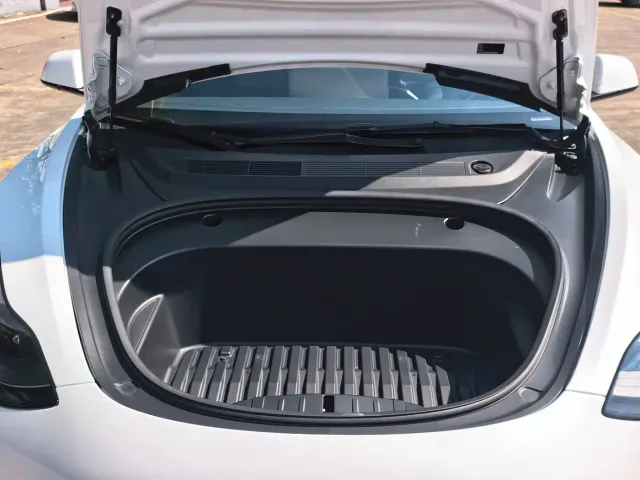 Tesla Model 3 — Фото автомобиля 17