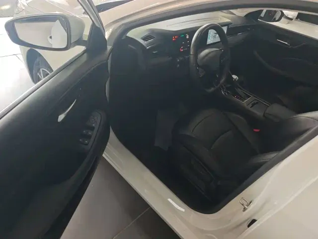 Roewe i5 — Фото автомобиля 15