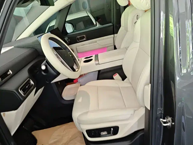 Li Auto MEGA — Фото автомобиля 14