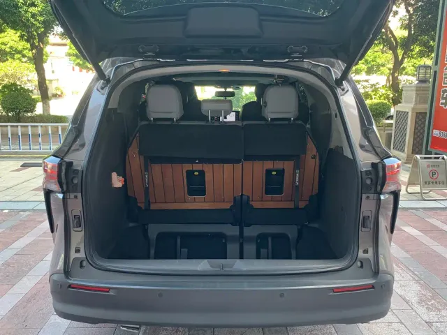 Toyota Sienna — Фото автомобиля 13