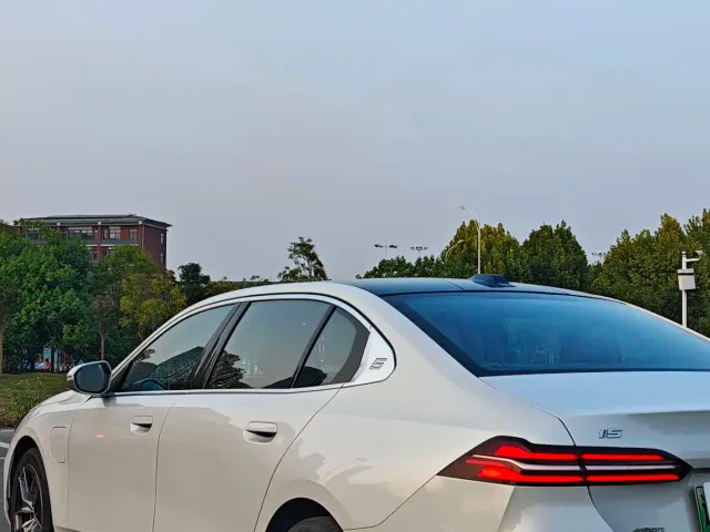 BMW i5 — Фото автомобиля 15