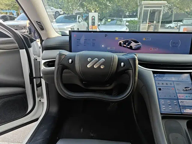 IM Motors L6 — Фото автомобиля 10