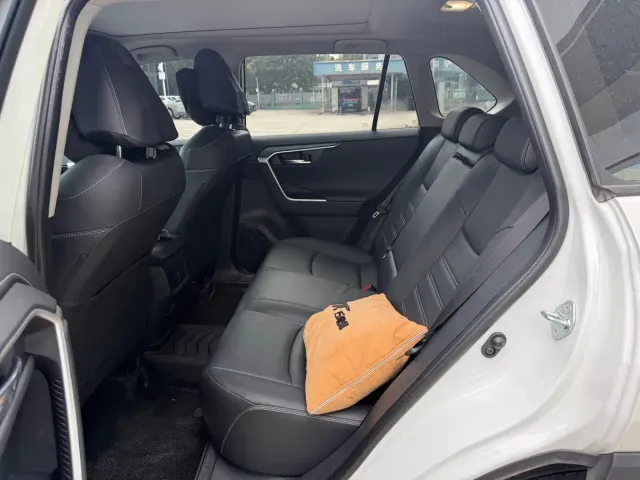 Toyota RAV4 — Фото автомобиля 6