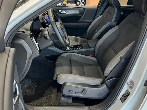 Volvo XC40 — Фото автомобиля 9