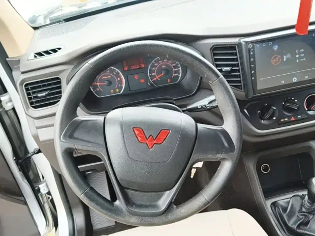 Wuling Hongguang V — Фото автомобиля 10