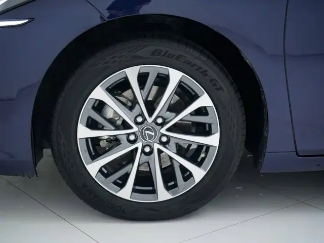 Lexus ES — Фото автомобиля 22