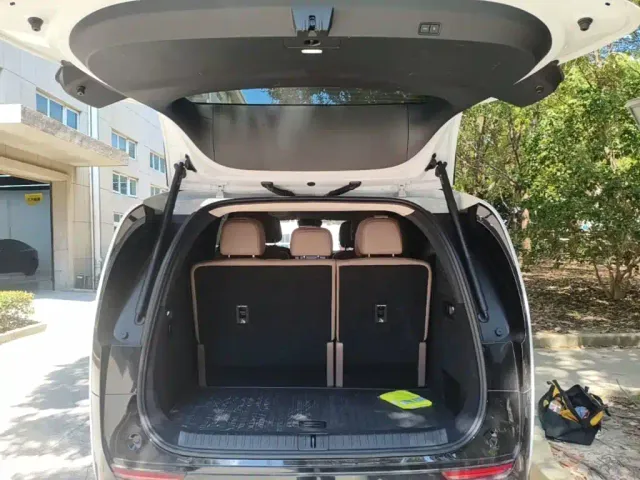 Li Auto MEGA — Фото автомобиля 18