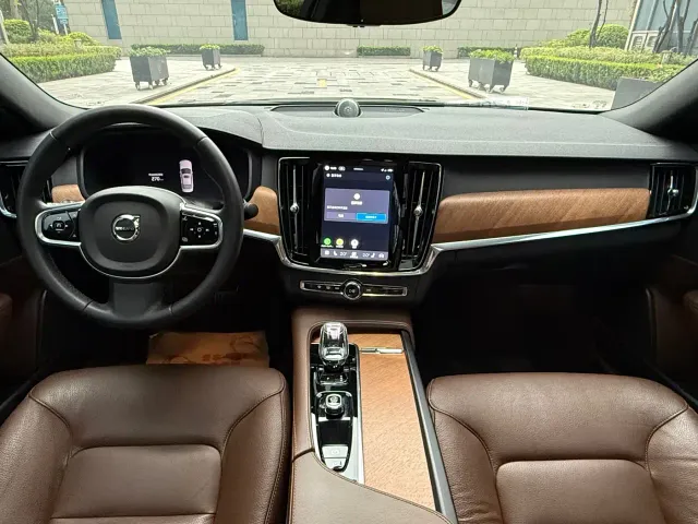 Volvo S90 — Фото автомобиля 9