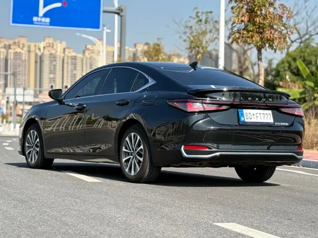 Lexus ES — Фото автомобиля 5