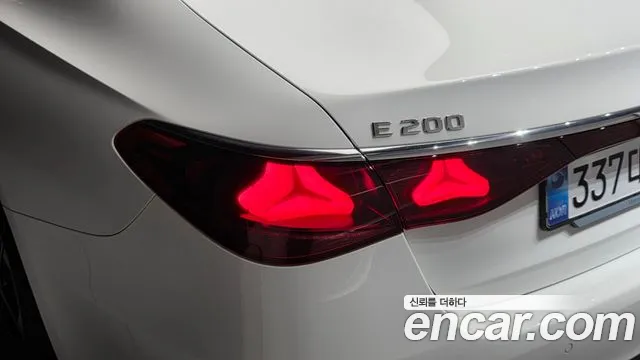 Mercedes-Benz E-Class — Фото автомобиля 23