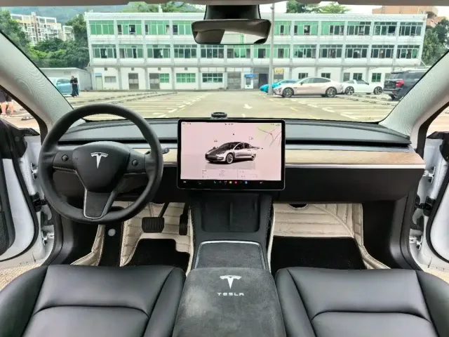 Tesla Model 3 — Фото автомобиля 6