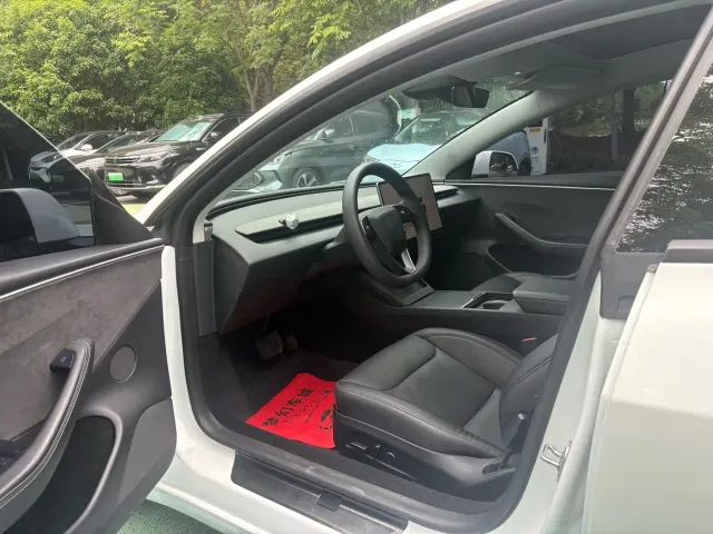 Tesla Model 3 — Фото автомобиля 4