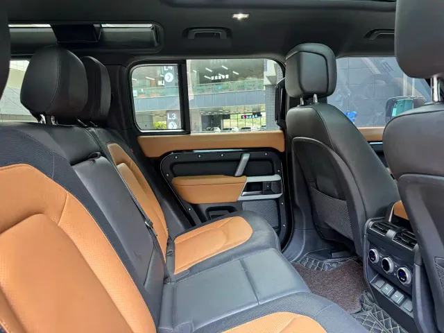 Land Rover Defender — Фото автомобиля 7