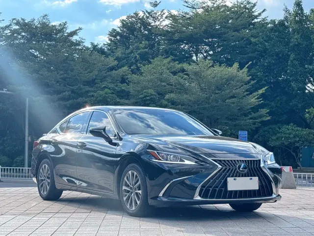 Lexus ES — Фото автомобиля 3