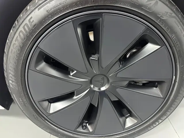 Tesla Model 3 — Фото автомобиля 14