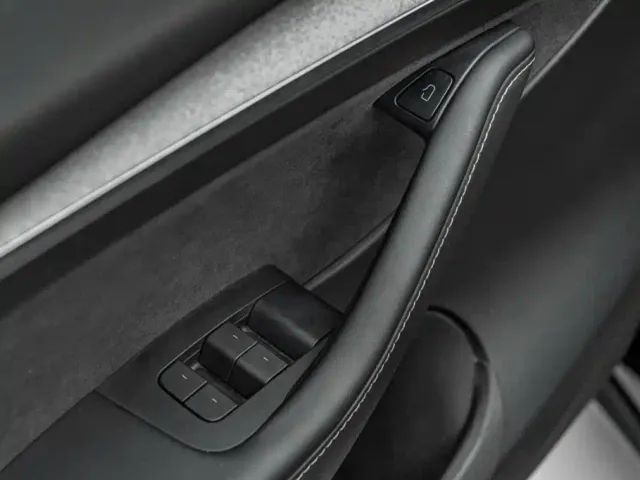 Tesla Model Y — Фото автомобиля 12