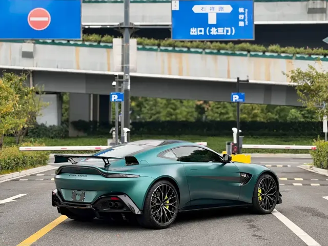 Aston Martin V8 Vantage — Фото автомобиля 9