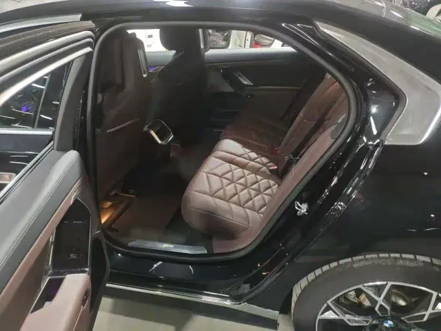 BMW 7 Series — Фото автомобиля 2