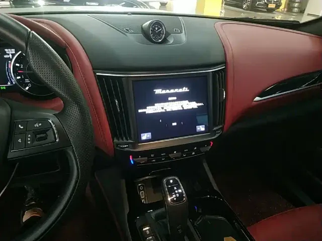 Maserati Levante — Фото автомобиля 12