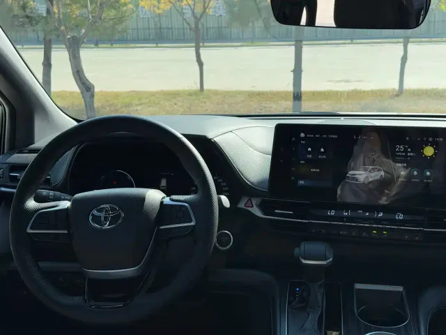 Toyota Sienna — Фото автомобиля 14