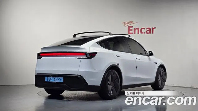 Tesla Model Y — Фото автомобиля 2