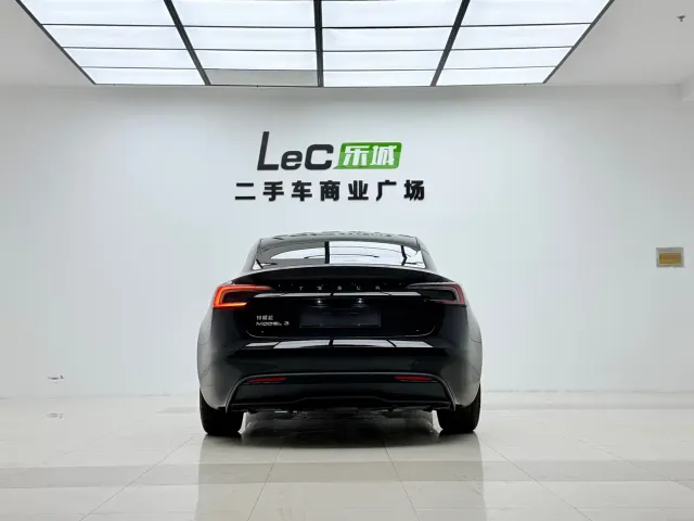 Tesla Model 3 — Фото автомобиля 14
