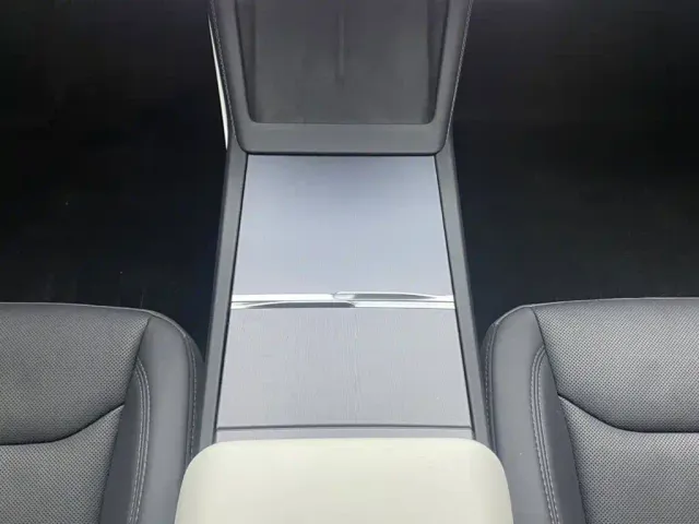 Tesla Model 3 — Фото автомобиля 20