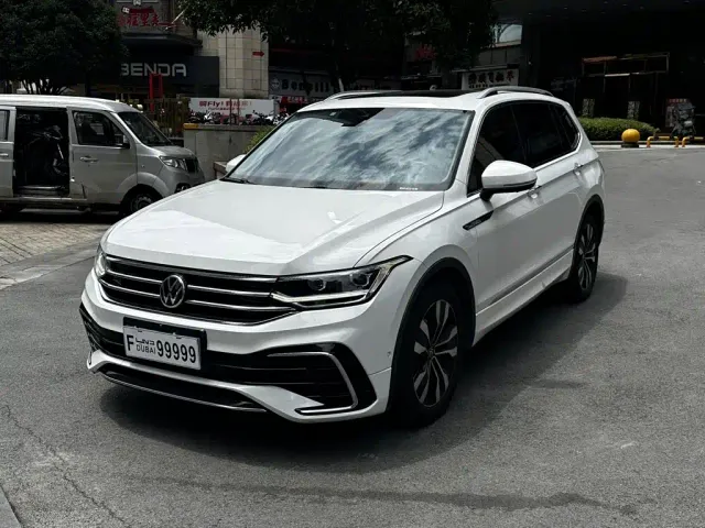 Фотография автомобиля — Volkswagen Tiguan L