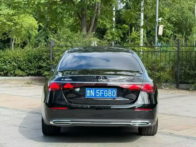 Mercedes-Benz E-Class — Фото автомобиля 3