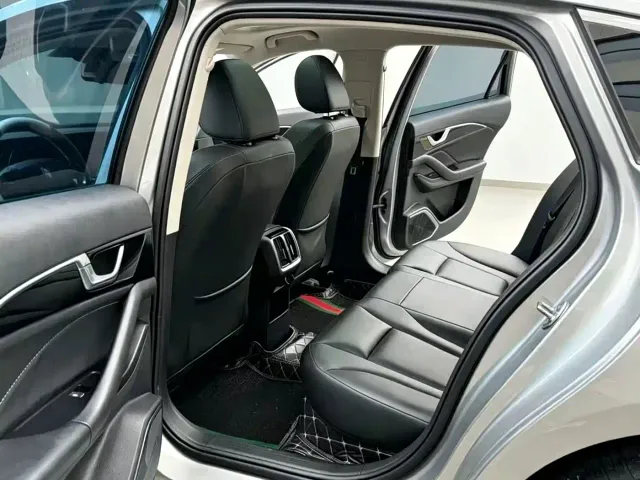 Bestune B70 — Фото автомобиля 5