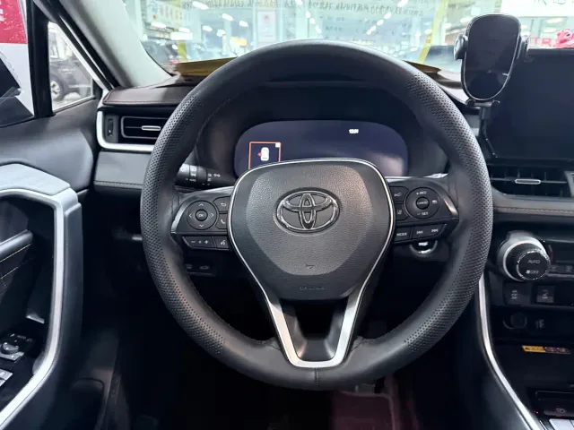 Toyota RAV4 — Фото автомобиля 12