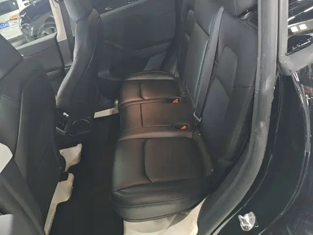 Tesla Model Y — Фото автомобиля 16