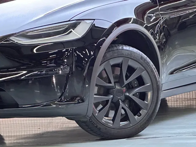 Tesla Model X — Фото автомобиля 3