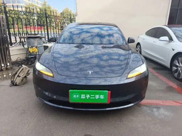 Tesla Model 3 — Фото автомобиля 2