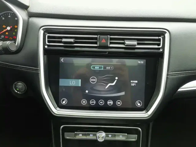 Roewe RX8 — Фото автомобиля 12