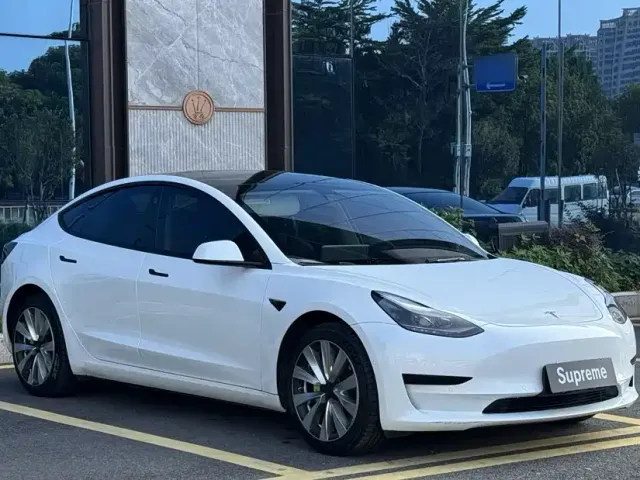 Tesla Model 3 — Фото автомобиля 3
