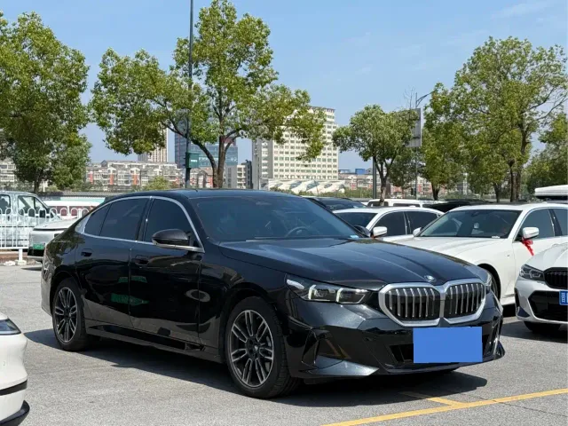 BMW 5 Series — Фото автомобиля 2