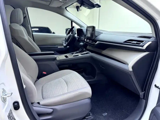 Toyota Sienna — Фото автомобиля 11