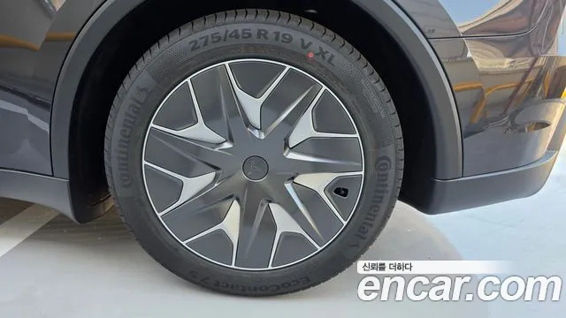 Tesla Model Y — Фото автомобиля 5