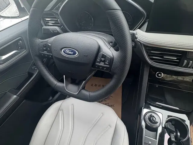 Ford Escape — Фото автомобиля 9