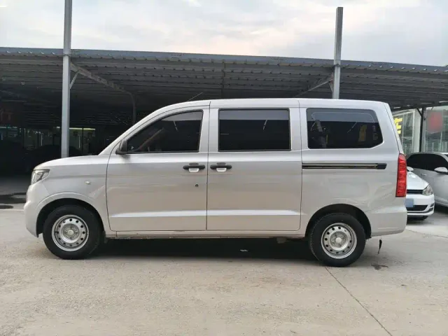 Wuling Hongguang V — Фото автомобиля 18