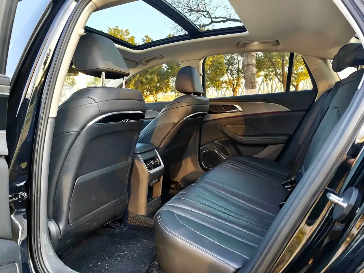 Hongqi Hongqi H5 2023 1.5T DCT Smart Connect Joy Edition — Фото автомобиля 12