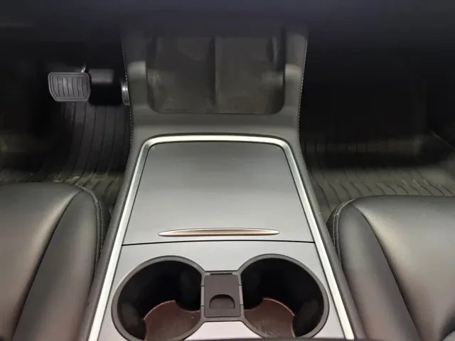 Tesla Model 3 — Фото автомобиля 15