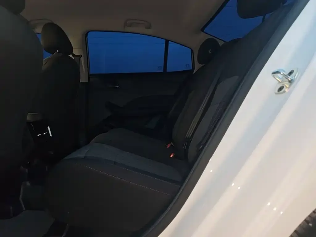 Roewe Roewe i5 2023 1.5L Manual Comfort Edition — Фото автомобиля 12