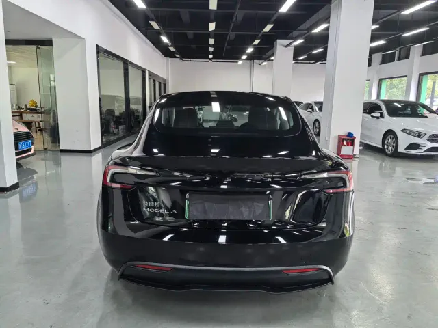 Tesla Model 3 — Фото автомобиля 6