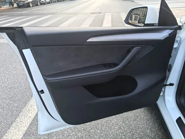 Tesla Model Y — Фото автомобиля 22